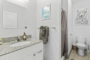 Vannituba majutusasutuses Panoramic Rainforest & Ocean Views, Fire Pit & EV Plug in Ucluelet