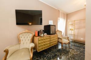 TV a/nebo společenská místnost v ubytování Prestige Suite Via Romagnoli