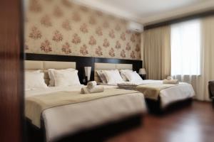 Una cama o camas en una habitación de Hotel Four Brothers