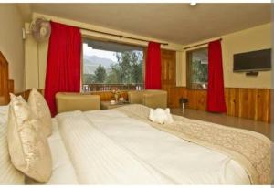 Letto o letti in una camera di Hotel Himalayan Valley View Retreat - Best Selling Riverside Hotel in Manali