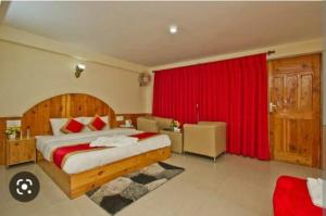 Letto o letti in una camera di Hotel Himalayan Valley View Retreat - Best Selling Riverside Hotel in Manali