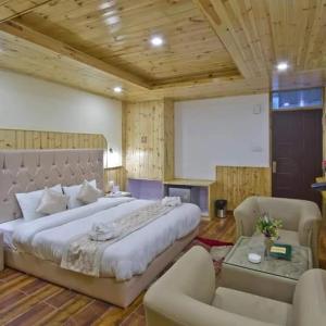 Letto o letti in una camera di Hotel Himalayan Valley View Retreat - Best Selling Riverside Hotel in Manali