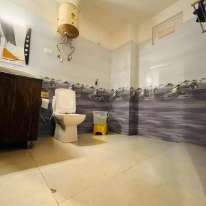 Bagno di Hotel Himalayan Valley View Retreat - Best Selling Riverside Hotel in Manali
