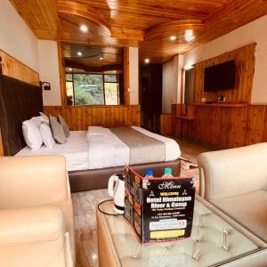 Letto o letti in una camera di Hotel Himalayan Valley View Retreat - Best Selling Riverside Hotel in Manali