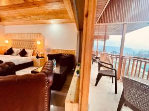 Area soggiorno di Hotel Himalayan Valley View Retreat - Best Selling Riverside Hotel in Manali