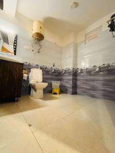Bagno di Hotel Himalayan Valley View Retreat - Best Selling Riverside Hotel in Manali