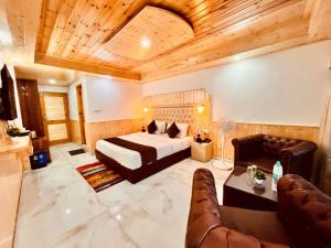 Letto o letti in una camera di Hotel Himalayan Valley View Retreat - Best Selling Riverside Hotel in Manali