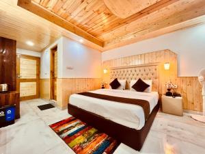 Letto o letti in una camera di Hotel Himalayan Valley View Retreat - Best Selling Riverside Hotel in Manali