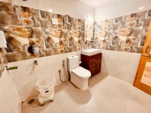 Bagno di Hotel Himalayan Valley View Retreat - Best Selling Riverside Hotel in Manali