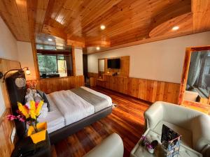 TV o dispositivi per l'intrattenimento presso Hotel Himalayan Valley View Retreat - Best Selling Riverside Hotel in Manali
