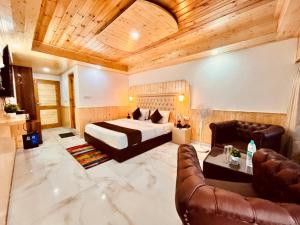 Area soggiorno di Hotel Himalayan Valley View Retreat - Best Selling Riverside Hotel in Manali