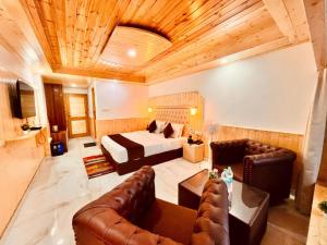 Area soggiorno di Hotel Himalayan Valley View Retreat - Best Selling Riverside Hotel in Manali