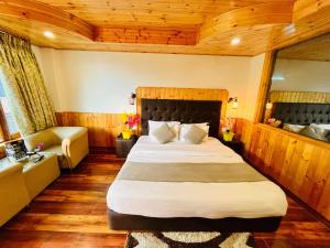 Letto o letti in una camera di Hotel Himalayan Valley View Retreat - Best Selling Riverside Hotel in Manali