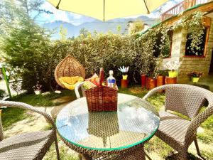 Giardino di Hotel Himalayan Valley View Retreat - Best Selling Riverside Hotel in Manali