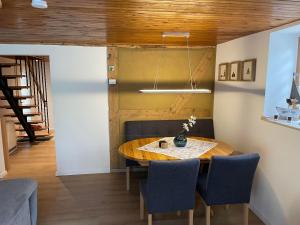 FuhlendorfにあるFischerhuus am Darß - Ostsee Urlaub gratis Parkplatz, Wlanの木製のテーブルと椅子のあるダイニングルーム