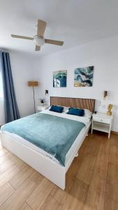ein Schlafzimmer mit einem großen Bett und einem Deckenventilator in der Unterkunft Feels like home in Paraiso in Adeje