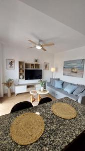 ein Wohnzimmer mit Sofa und Tisch in der Unterkunft Feels like home in Paraiso in Adeje