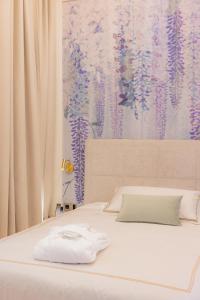 a bed with two towels sitting on top of it at Hotel Belvedere in Forte dei Marmi