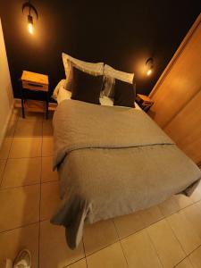 Un dormitorio con una cama grande con almohadas. en Departamento Sanlo, en Mendoza 4 fotos más