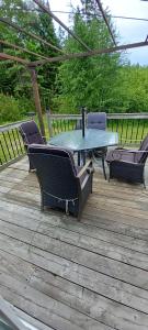 a table and chairs on a wooden deck at La détente in Disraeli