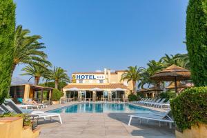 Bazén v ubytování Hotel Cesario nebo v jeho okolí