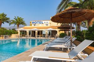 Bazén v ubytování Hotel Cesario nebo v jeho okolí