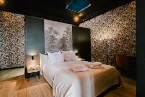 Un dormitorio con una cama con dos toallas encima. en Hypercenter - WiFi Fibre - Close to all shops, en Aviñón