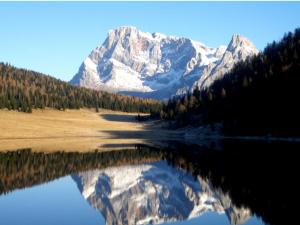 een bergreflectie in een meer met een berg bij Casa Montagna in Canale San Bovo +2 foto's