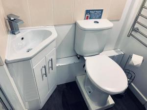 Koupelna v ubytování Holm Cottage near Charlestown + 9 fotografií