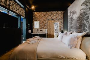 Un dormitorio con una cama grande con almohadas blancas. en Hypercenter - WiFi Fibre - Close to all shops, en Aviñón