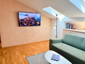 TV a/nebo společenská místnost v ubytování Villa Perla Di Mare Budva