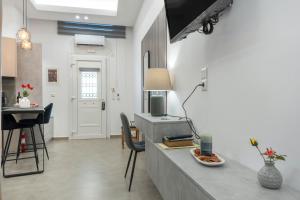 アスティパレア・タウンにあるStampalia Luxury Apartmentsのカウンター、テーブル、机のあるリビングルーム