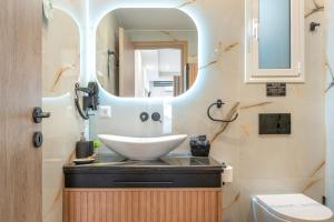 アスティパレア・タウンにあるStampalia Luxury Apartmentsの洗面台と鏡のあるバスルーム +37枚の写真
