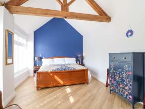 En eller flere senge i et værelse på The Canalside Cottage