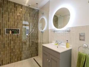 Et badeværelse på The Canalside Cottage + 41 billeder