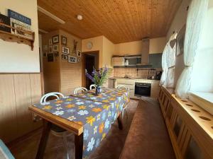 kuchnia ze stołem i krzesłami w pokoju w obiekcie Apartment in Pec pod Snezkou 2098 w mieście Velká Úpa +12 zdjęć