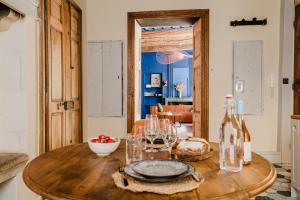 Una mesa de madera con platos y copas de vino encima. en Hypercenter - WiFi Fibre - Close to all shops, en Aviñón 20 fotos más