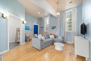 BloomfieldThe Bloomfield Inn的带沙发和电视的客厅