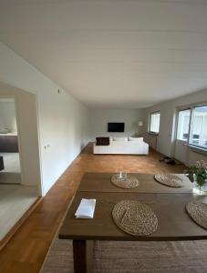 ein Wohnzimmer mit Tisch und Couch in der Unterkunft Hus i Söndrum, Halmstad in Halmstad