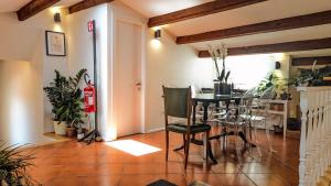 una sala da pranzo con tavolo e sedie di Panorama Guest House ad Alghero