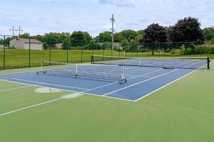 Εγκαταστάσεις για τένις ή/και σκουός στο Bethany Meadows --- 38208 Clover Ln ή εκεί κοντά