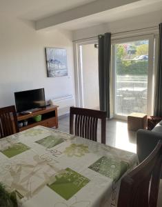 Μια τηλεόραση ή/και κέντρο ψυχαγωγίας στο Apartments Lora 2