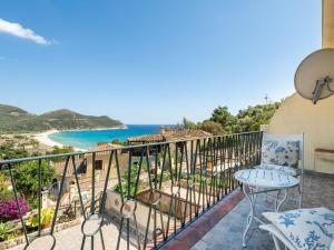 un balcón con vista al mar en Holiday Home Solanas mare by Interhome, en Solanas