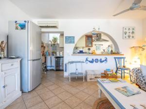 Una cocina con refrigerador y una mesa en una habitación. en Holiday Home Solanas mare by Interhome, en Solanas 29 fotos más
