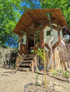 Κήπος έξω από το La Cabane du Druide Karvalan