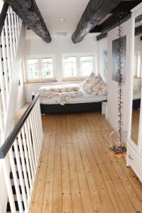sypialnia z łóżkiem piętrowym i schodami w obiekcie Schmuckstück w Bremie