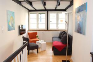 a living room with two chairs and a couch at Schmuckstück in Bremen