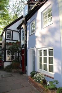 una casa blanca y negra con una puerta roja en Schmuckstück en Bremen