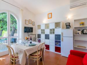 une cuisine et une salle à manger avec une table et un réfrigérateur dans l'établissement Holiday Home delle Rose by Interhome, à Livourne