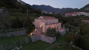 an aerial view of a house with a stone wall at Portico Del Paradiso in Scala